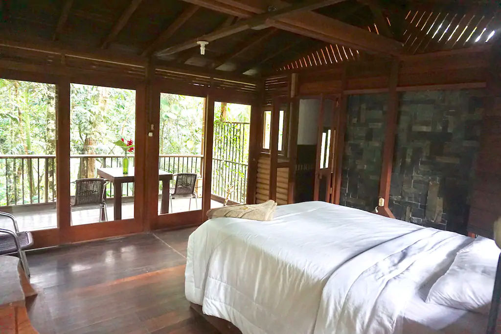 A bedroom with a large bed in a hotel room Description automatically generated