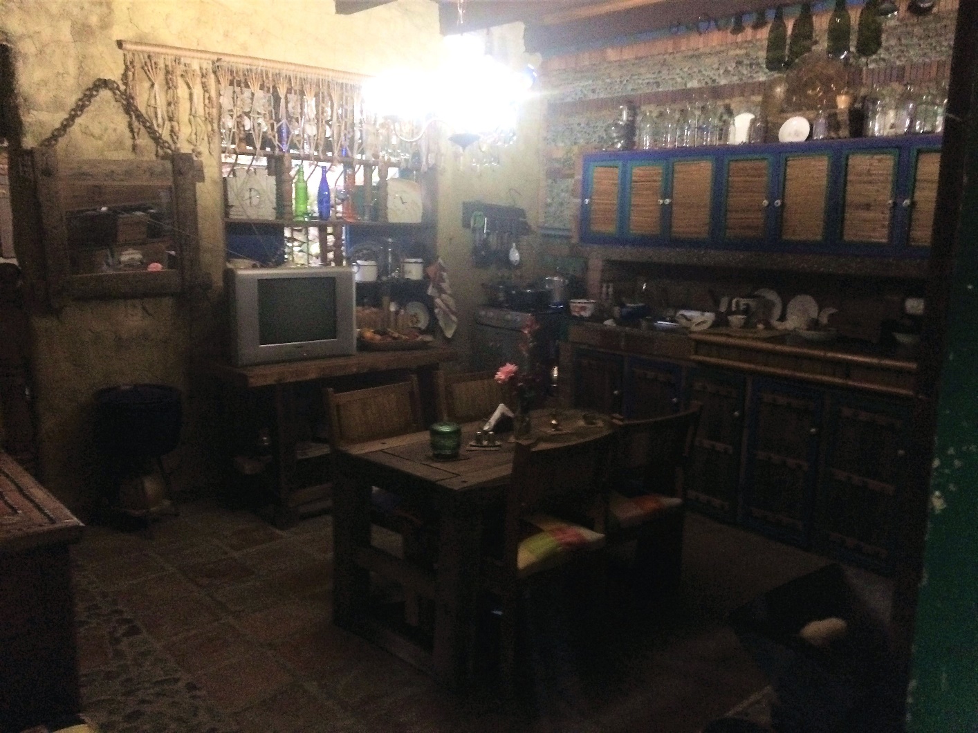 A large room Description automatically generated