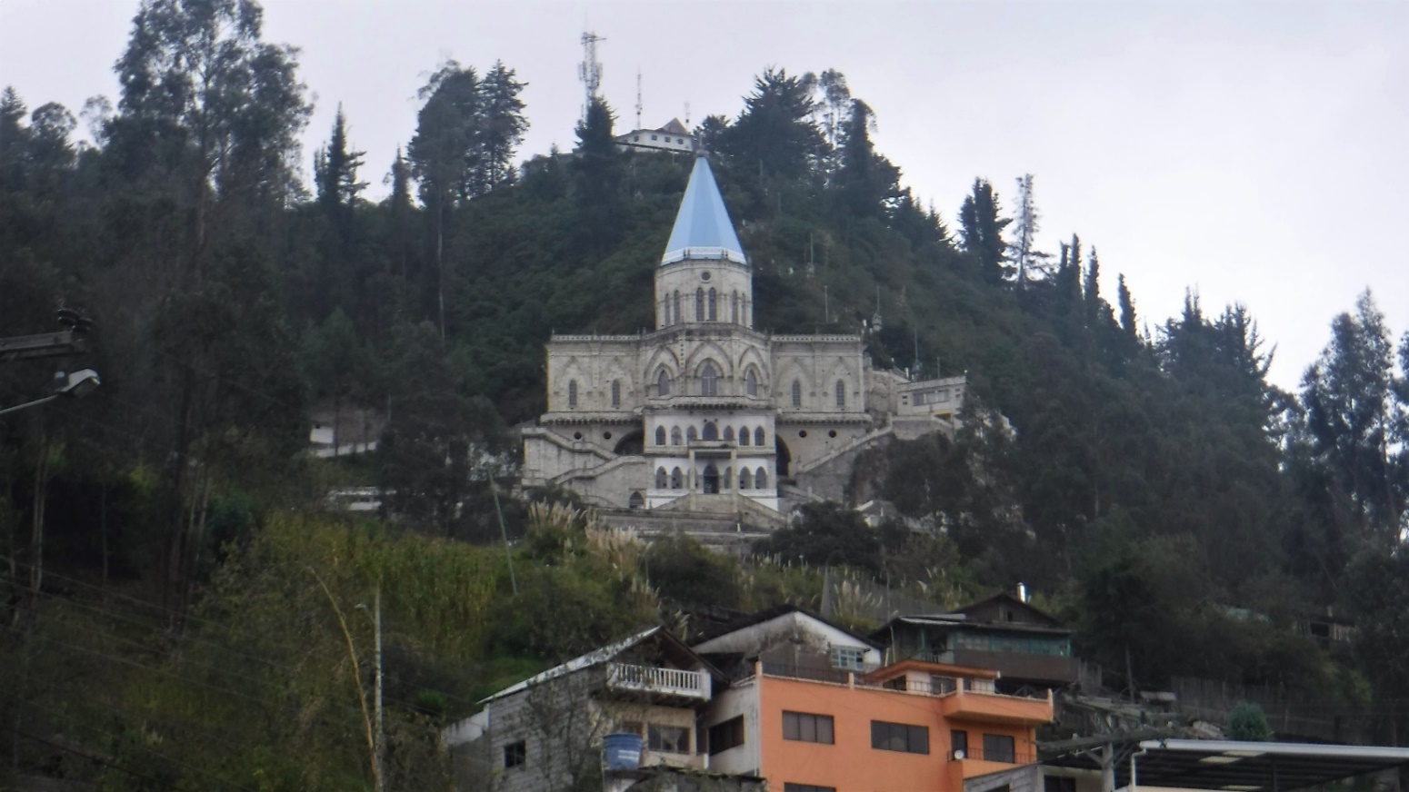 A large white building Description automatically generated